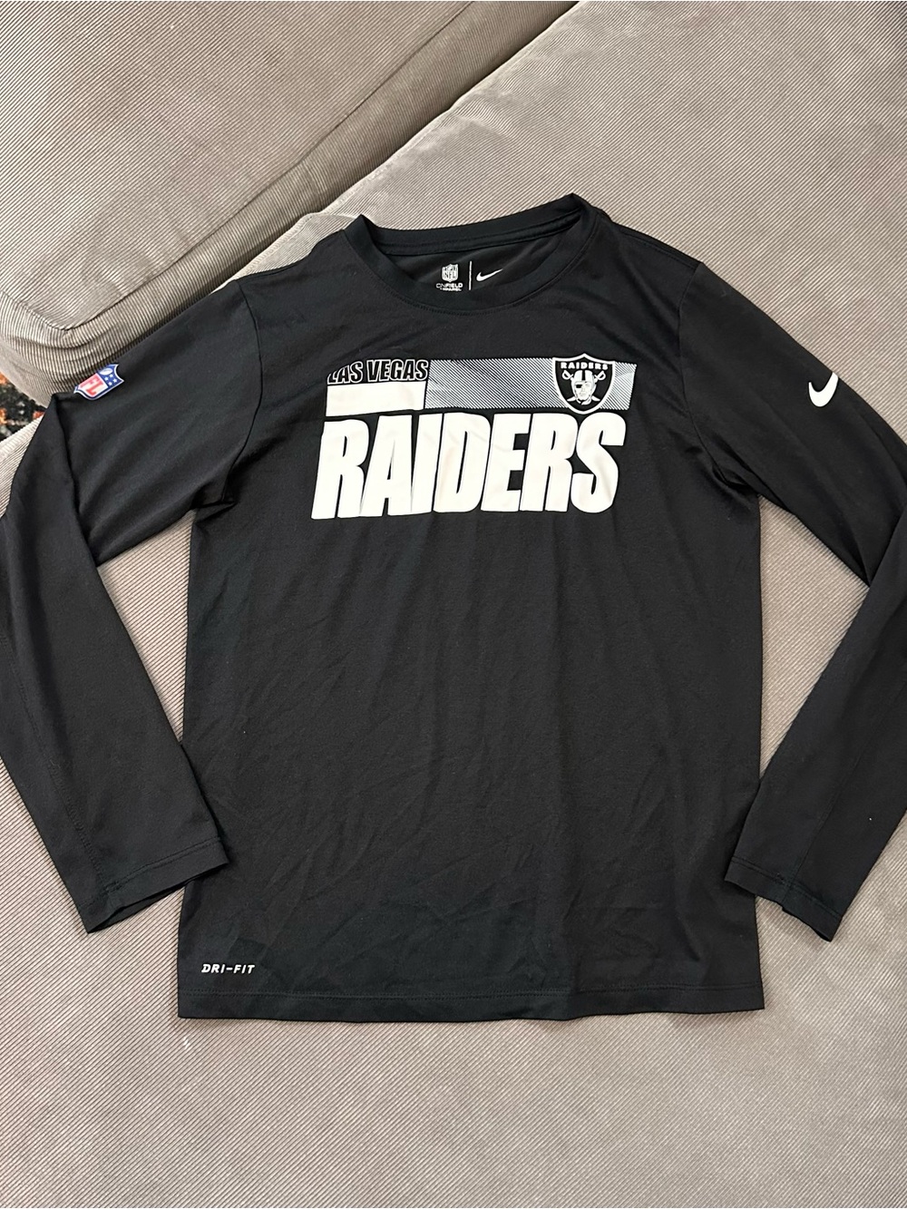 Nike Dri-Fit Las Vegas Raiders NFL ON Field Apparel Long Sleeve T-Shirt YOUTH M